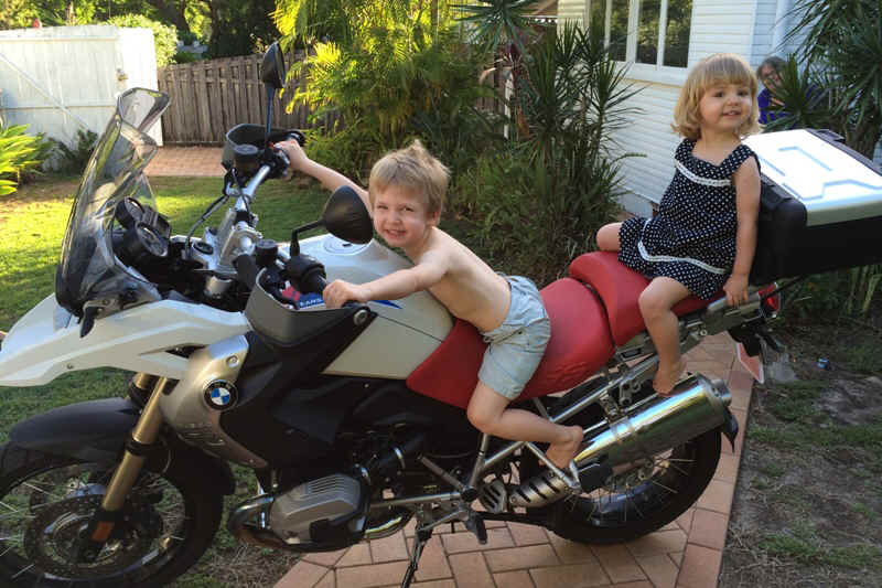 Liam-Elaine_bike_cut.jpg (61446 Byte)